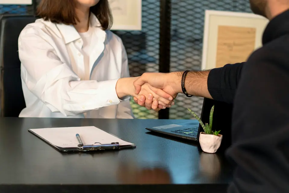 Contratar o primeiro trabalhador: o que tens de tratar